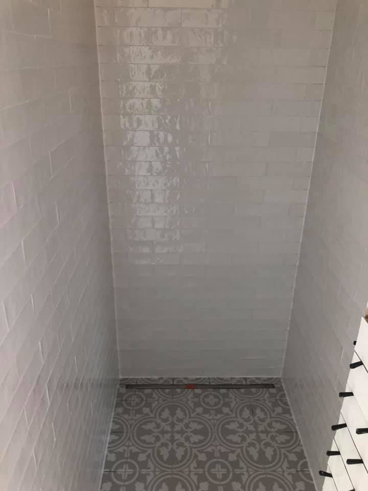 Thijs Cardon Algemene Karweien witte gladde douche tegel